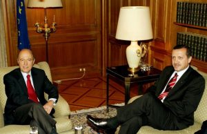 Πως ο Σημίτης “όπλισε” τον Ερντογάν και η Τουρκία τρέχει για “πολεμικό επεισόδιο”για να προλάβει τον Μπάϊντεν και τις ΗΠΑ