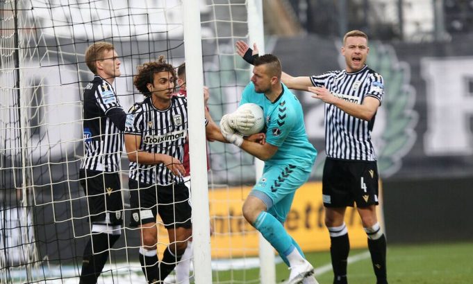 Ντροπή!Λιγότεροι Ελληνες σε ΑΕΚ-ΠΑΟΚ απο τα κεφάλια των αετών!..