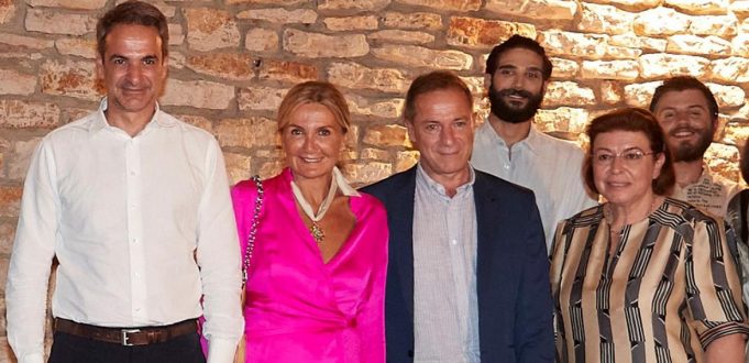 Η “αλεπότρυπα” της Ευρώπης,το μητσοτακέϊκο μπλοκ, τα βραβεία,ο “Καλλιτέχνης ( αθώος ντε…βιαστής-παιδεραστής) της χρονιάς Λιγνάδης”…Από το Μεταξουργείο στο Προεδρικό μια πηδηξιά δρόμος…