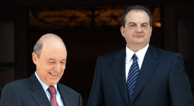 Σφαλιάρα Καραμανλή στον “Αρχιερέα” Σημίτη και στις “γάτες” της σημερινής εξουσίας.Ο Σύμβουλος Πρετεντέρης,ο υπόκοσμος και ο “φτωχός των 20 εκατομ ευρώ!!!