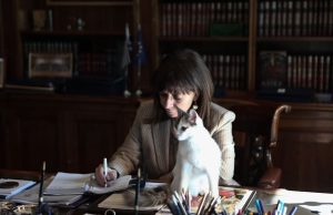 Η προεδρομάνα που είναι… γατομάνα της ΕΡΤ,οι σκυλομάνες ,τα επείγοντα εθνικά θέματα και ο καθηγητής Προκόπης Παυλόπουλος …