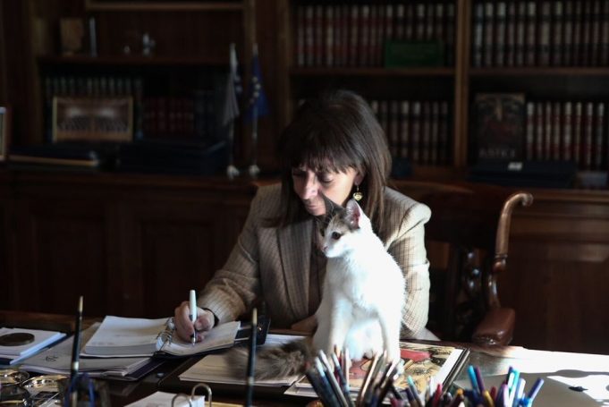 Η προεδρομάνα που είναι… γατομάνα της ΕΡΤ,οι σκυλομάνες ,τα επείγοντα εθνικά θέματα και ο καθηγητής Προκόπης Παυλόπουλος …