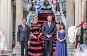 Το απίστευτο ρεπορτάζ για τον προσκεκλημένο που πήγε στο προεδρικό Μέγαρο με σανδάλια εν μέσω σκανδάλου-σήριαλ!Κυρία πρόεδρε θα απαντήσετε για την πρόσκληση η θα παραιτηθείτε;