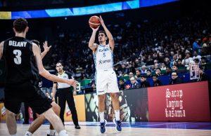 Πάει κι ο Στέφανος ο καλός ο τενίστας,πάει και η ΑΕΚ με τη λεγεώνα της,ευτυχώς η επίσημη αγαπημένη είναι στις 16 κορυφαίες…