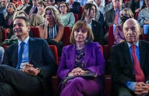 Από τον Κόστα της Πορτογαλίας στον Κώστα Σημίτη της μπανανίας μια παγκόσμια πρωτοτυπία: “Είδα με τα ίδια μου τα μάτια τις μίζες να μπαίνουν στους φακέλλους και να τις παίρνει ο διευθυντής του Υπουργού!” Ε…και;