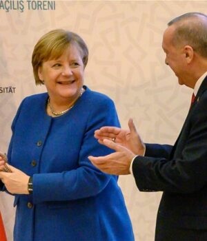 Το καρότο του Ερντογάν και της Γερμανίας,οι κεραυνοί της Ακαδημίας για τις ναζιστικές αποζημιώσεις, τ άρματα του Προκόπη και τα νταούλια των Γεροπετρίτηδων