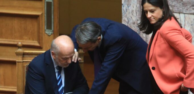 Κυριάαακοοο,κυρ Φλωρίδηηηη αυτά τα πρωτοσέλιδα είναι ύμνοι ή  μήπως  συκοφαντίες για το κράτος Δικαίου σας; Περιμένουμε τις απαντήσεις σας…