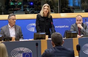 Η “Μάνα των Τεμπών”Μαρία Καρυστιανού έπεσε στην …δικομματική παγίδα του Κυριάκου!