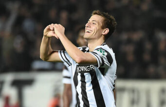 Ελληνάκια για …φίλημα στα γήπεδα!